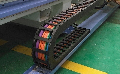 電纜、氣管、水管都可置于拖鏈中